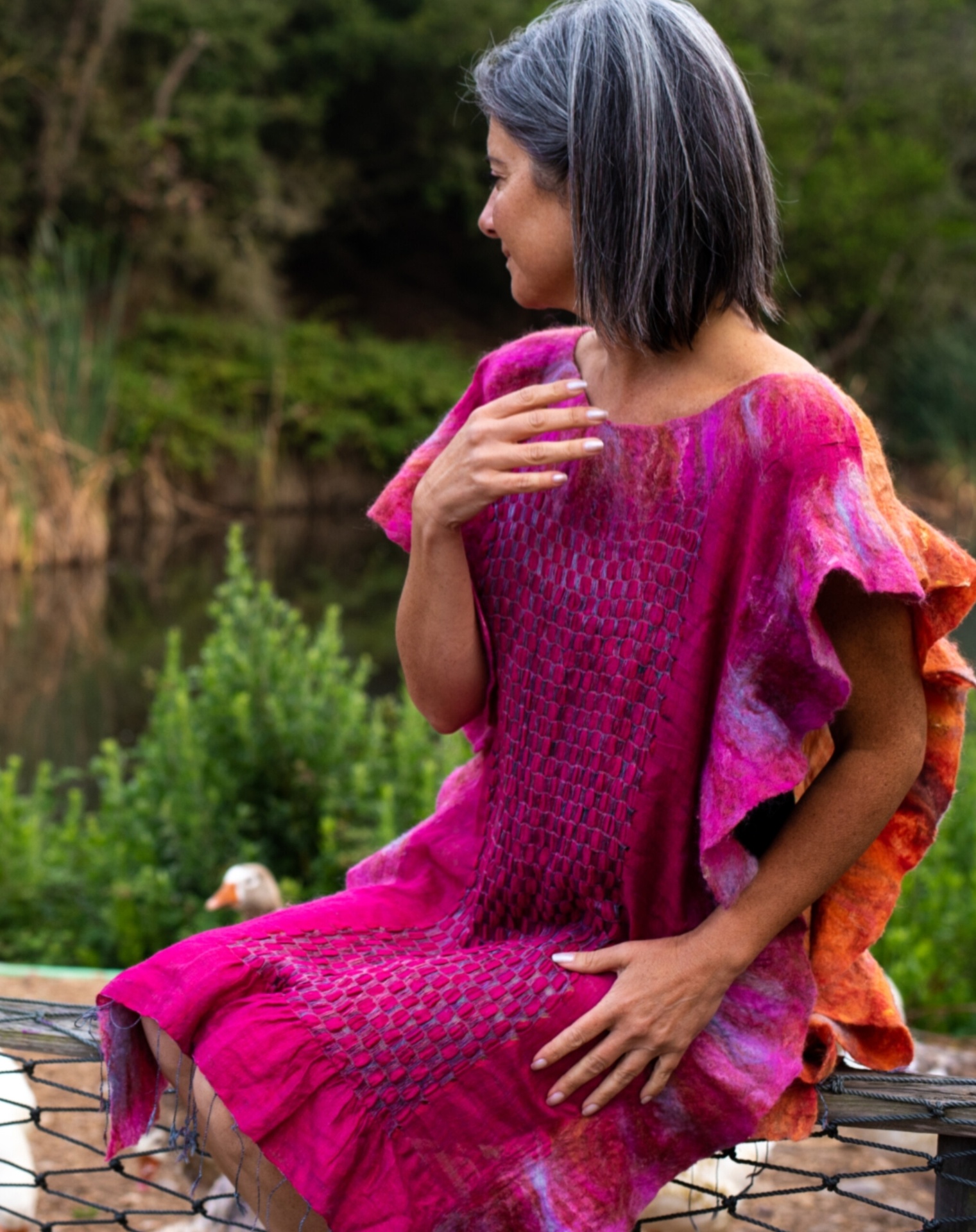 Vestido de fieltro fucsia Kallvü junto al agua