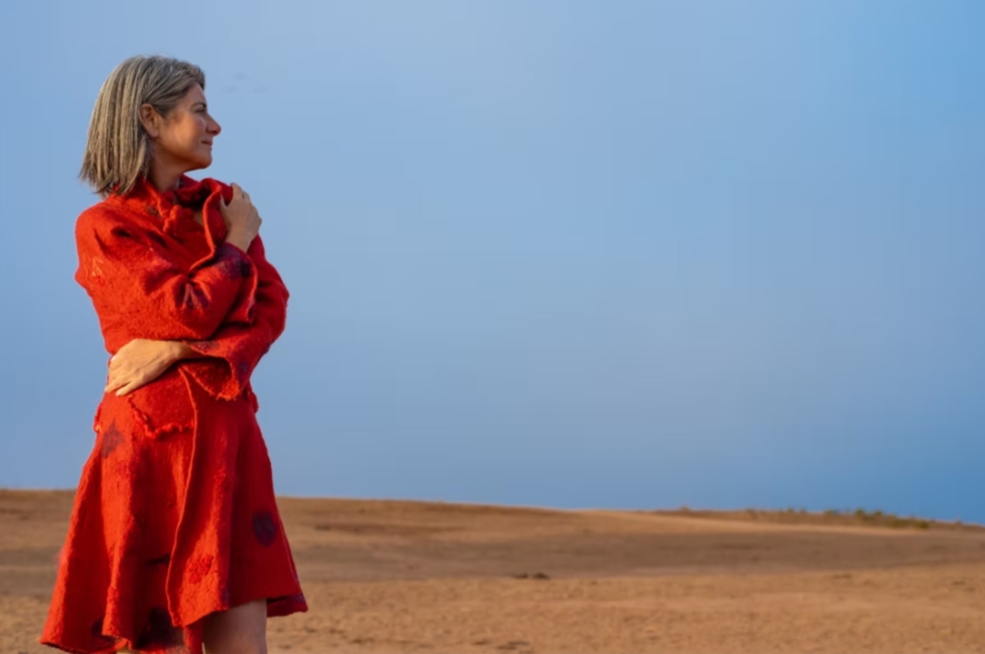 Pieza de fieltro artesanal Kallvü — vestido rojo en el paisaje del norte de Chile